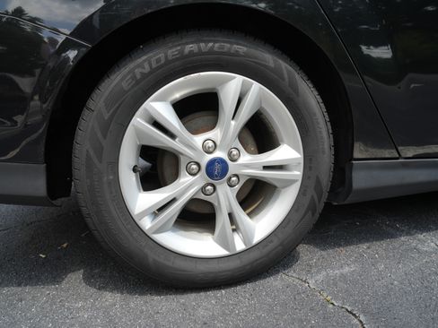 Used 2014 Ford Focus SE w/ SE Winter Package FWD image 18