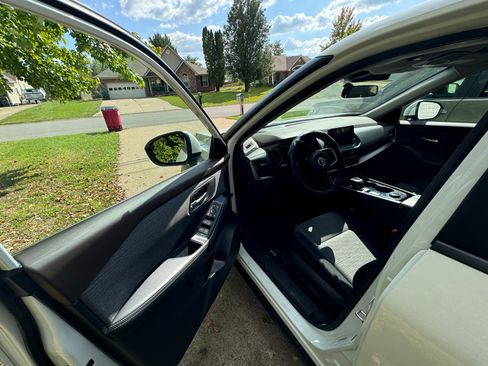 Used 2023 Nissan Rogue SV image 11