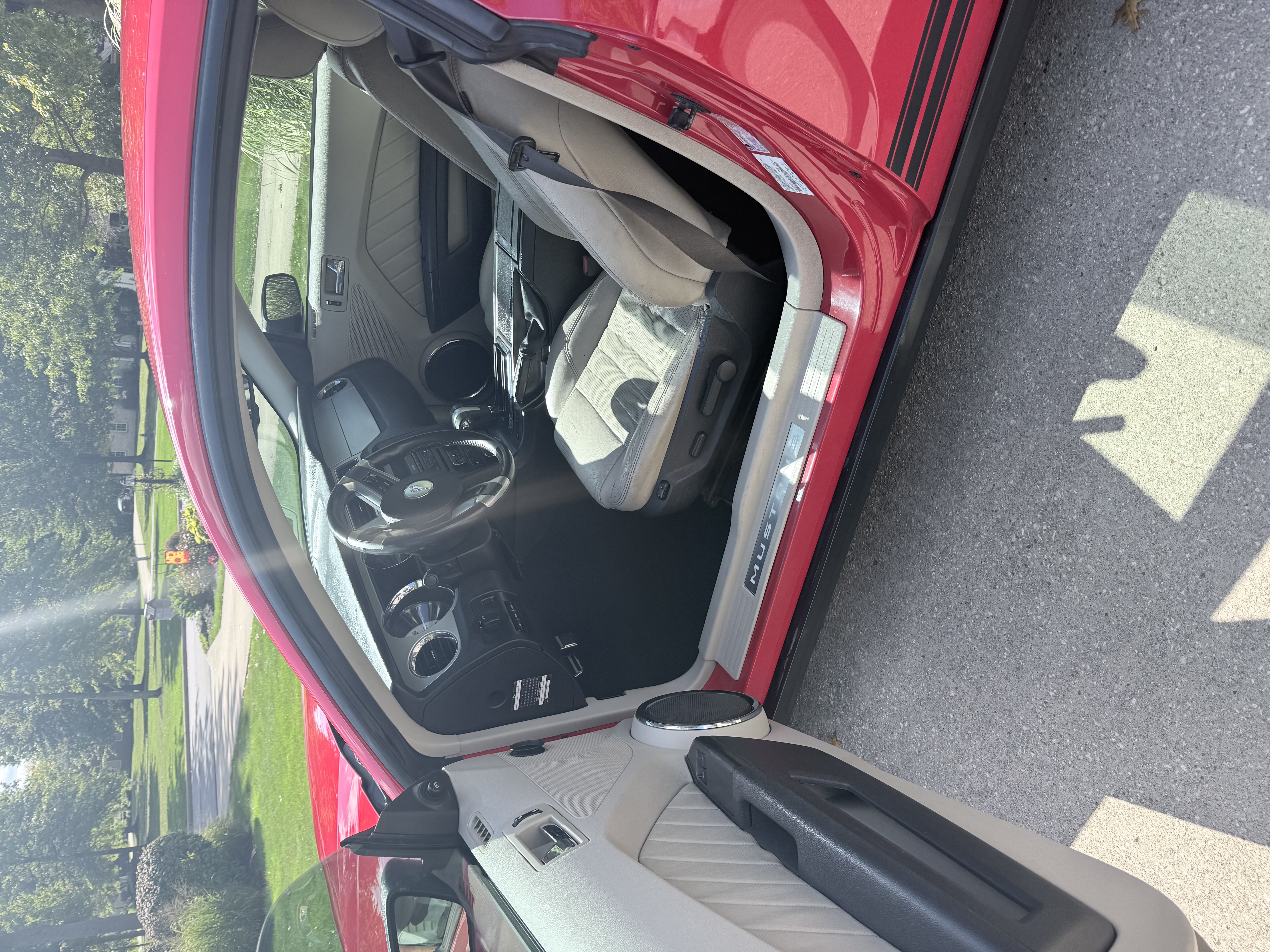 Used 2010 Ford Mustang Premium RWD image 5