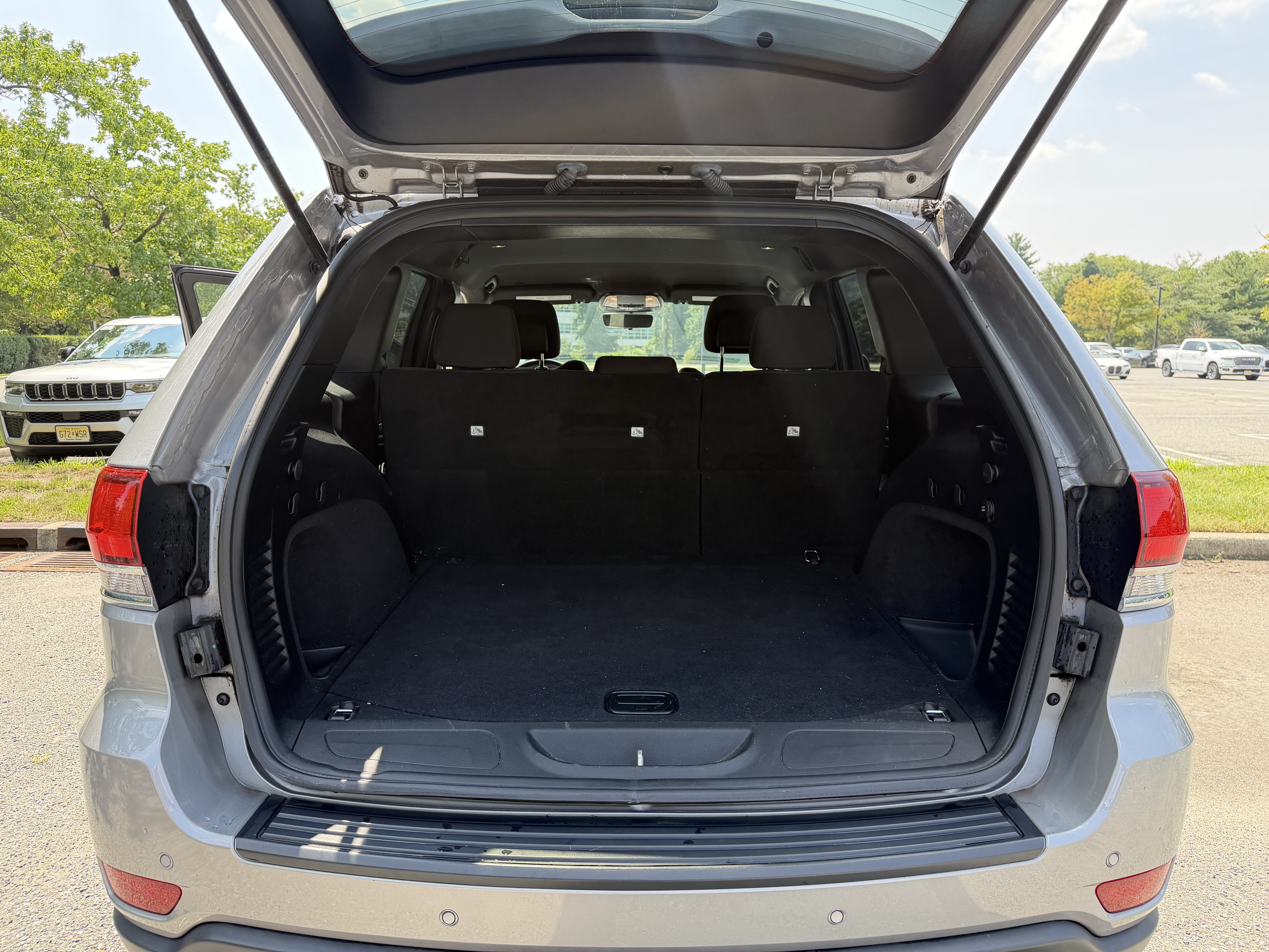 Used 2020 Jeep Grand Cherokee Laredo AWD/4WD image 6