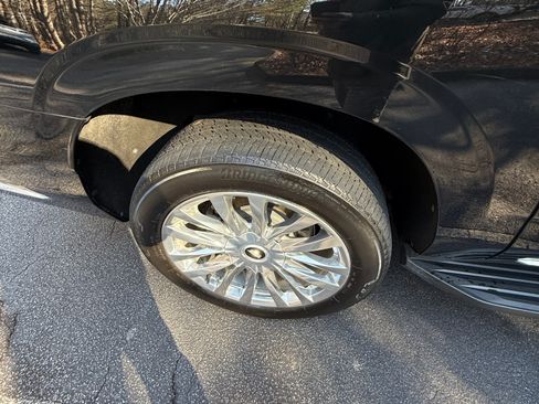 Used 2023 Cadillac Escalade ESV Premium Luxury image 4