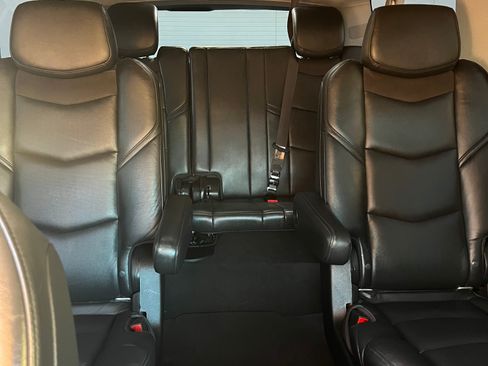 Used 2019 Cadillac Escalade ESV Luxury image 16