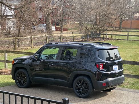 Used 2018 Jeep Renegade Altitude image 2