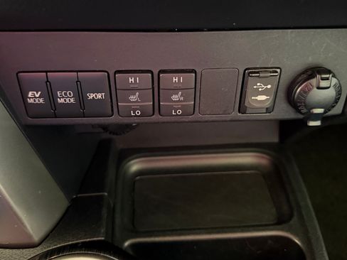 Used 2018 Toyota RAV4 Limited w/ Protection Package image 15