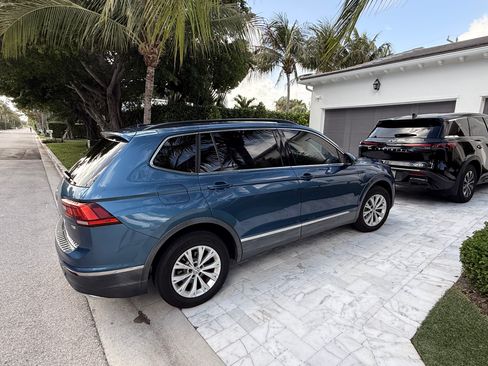 Used 2018 Volkswagen Tiguan SE w/ Panoramic Sunroof Package image 6