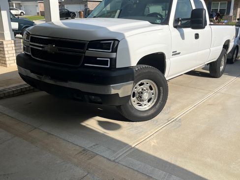 Used 2006 Chevrolet Silverado 2500 LT w/ Heavy-Duty Power Package AWD/4WD image 5