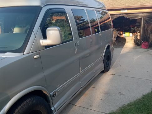 Used 2007 Chevrolet Express 1500 w/ Preferred Equipment Group RWD image 4