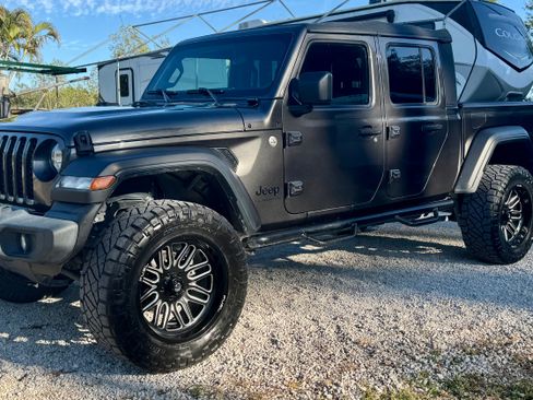 Used 2021 Jeep Gladiator Sport image 1