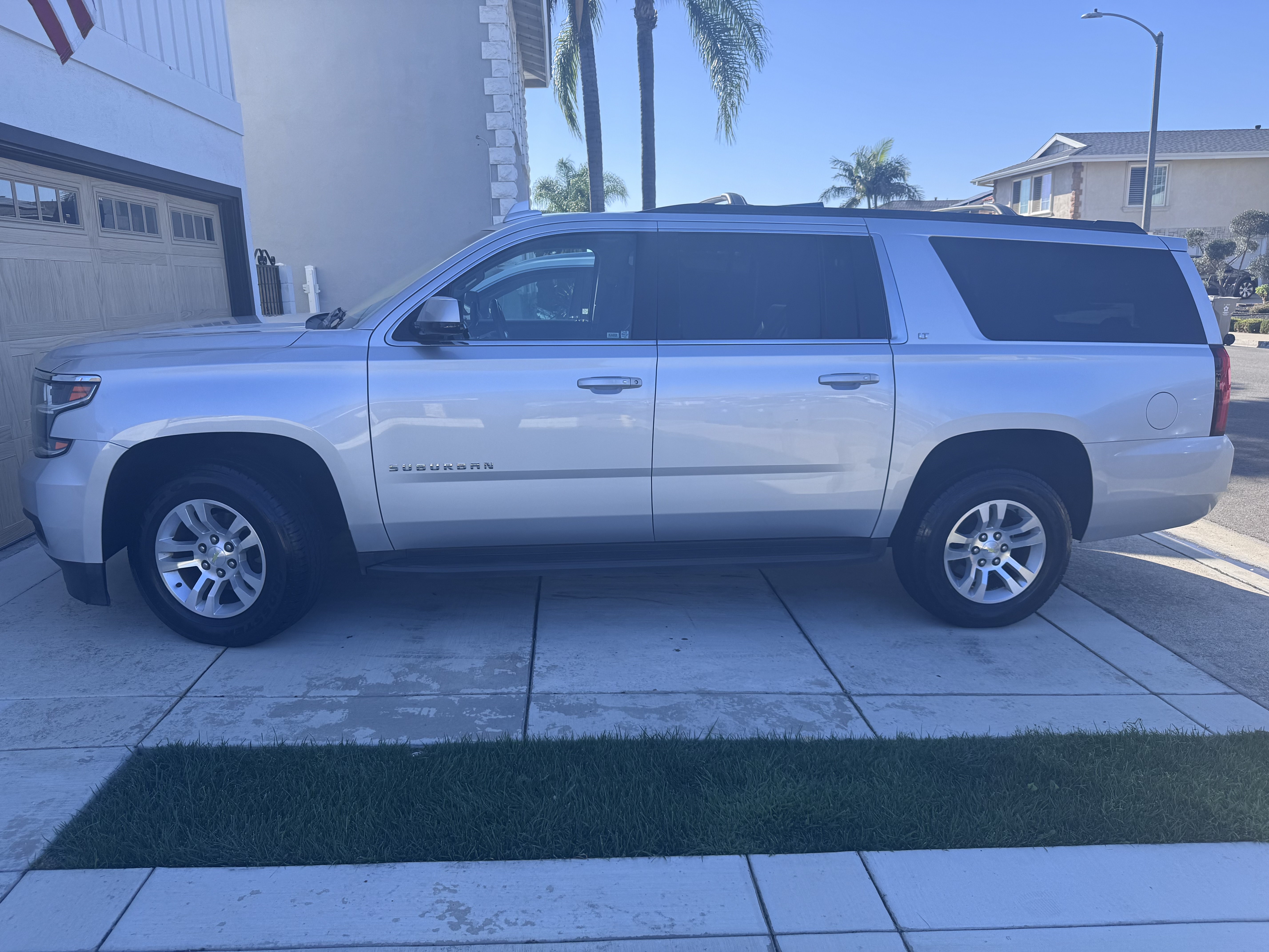 Used 2016 Chevrolet Suburban LT w/ Luxury Package RWD image 1