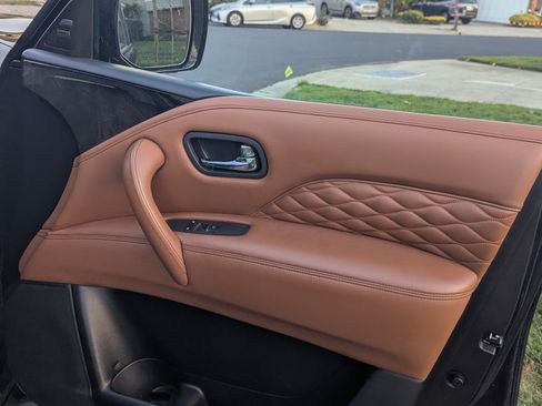 Used 2018 INFINITI QX80 4WD w/ Deluxe Technology Package image 16