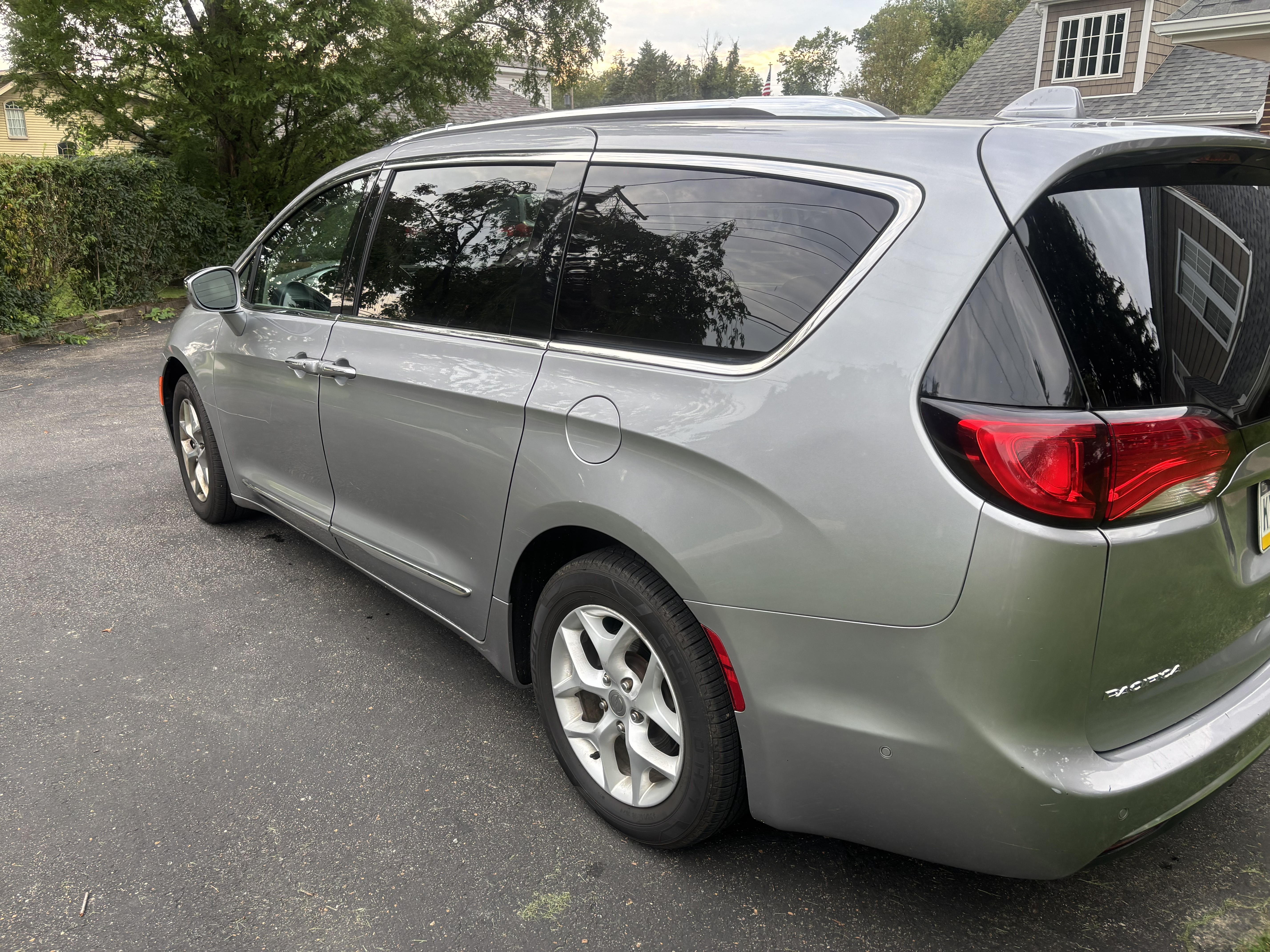 Used 2018 Chrysler Pacifica Limited w/ Advanced Safetytec Group FWD image 10