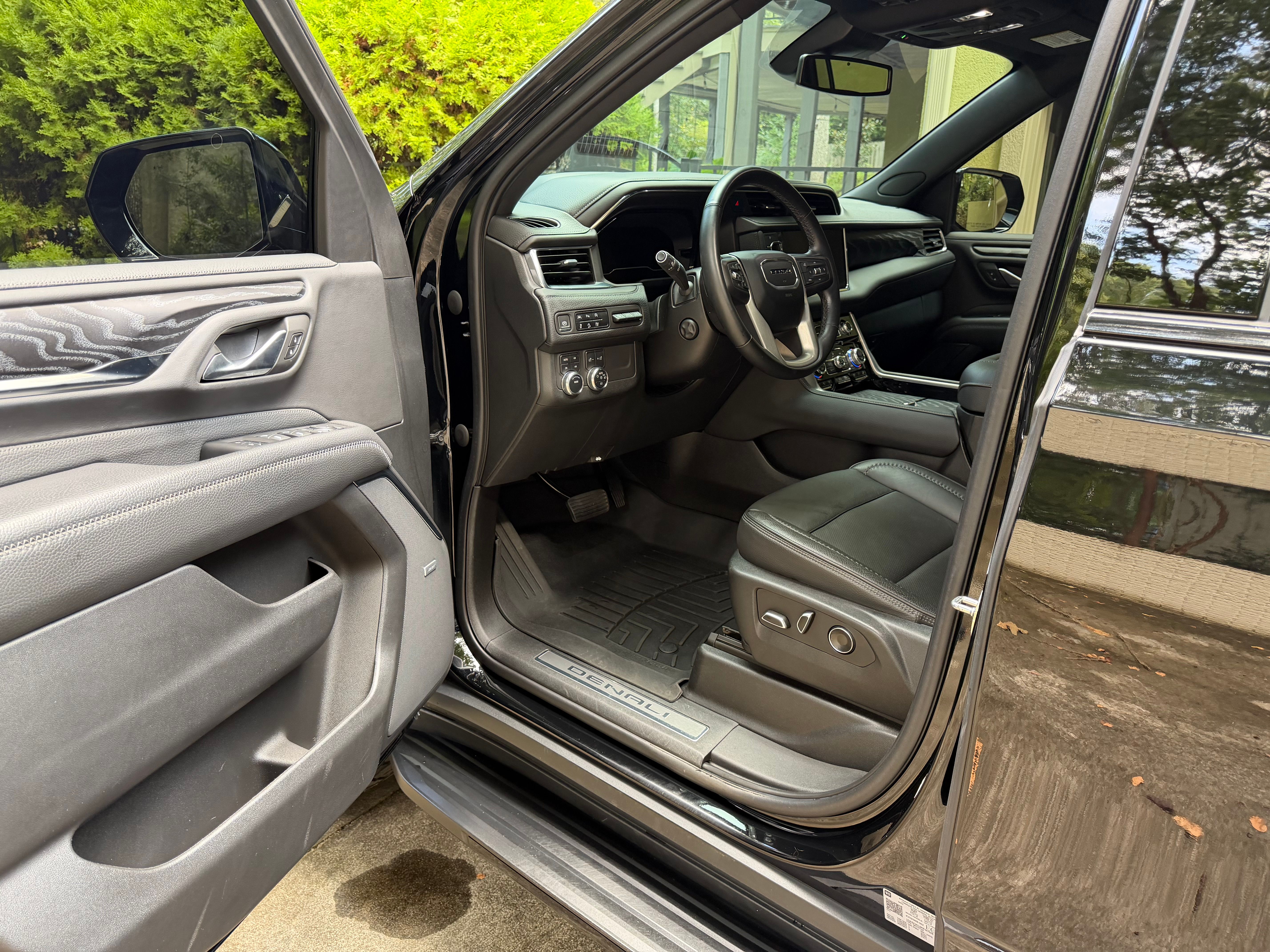 Used 2023 GMC Yukon XL Denali AWD/4WD image 13