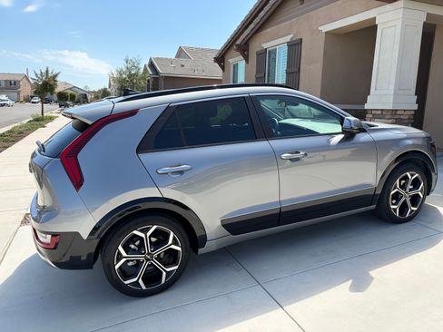 Used 2024 Kia Niro SX Touring image 6