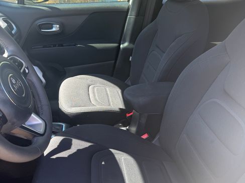 Used 2019 Jeep Renegade Latitude w/ Safety & Security Group II AWD/4WD image 10