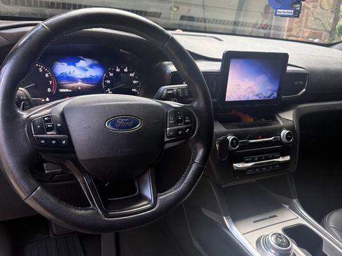 Used 2020 Ford Explorer XLT w/ Equipment Group 202A RWD image 9