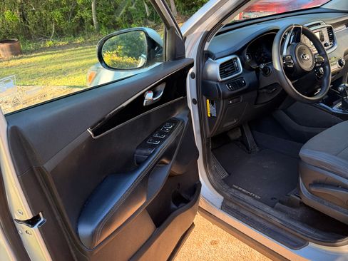 Used 2017 Kia Sorento LX image 6