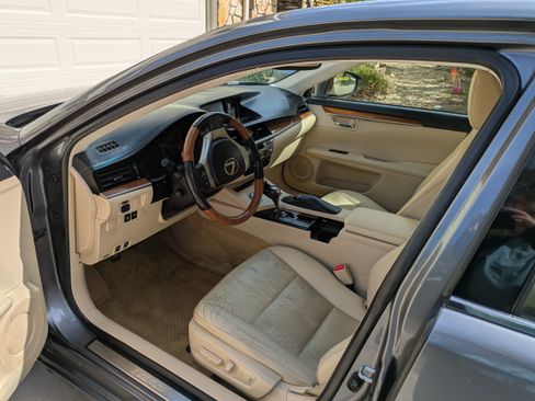 Used 2013 Lexus ES 300h w/ Luxury Pkg image 6