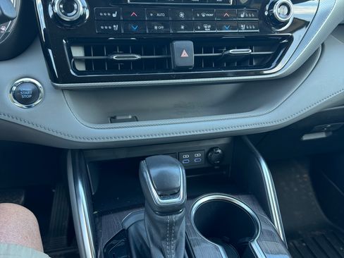 Used 2022 Toyota Highlander Platinum image 8