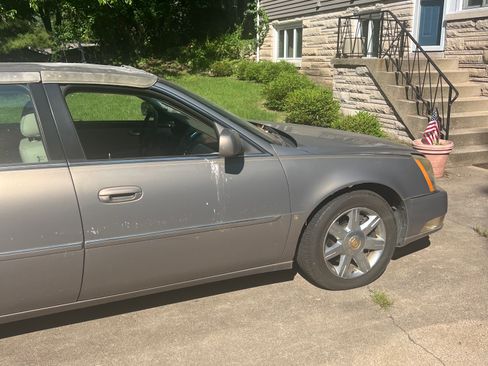 Used 2006 Cadillac DTS w/ Trunk Convenience Package image 2