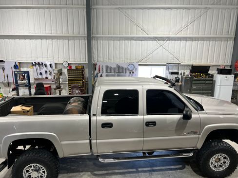 Used 2005 Chevrolet Silverado 2500 LT w/ Heavy-Duty Power Package image 6