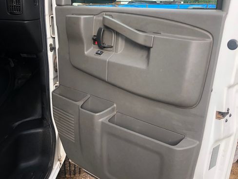 Used 2017 Chevrolet Express 2500 RWD image 13