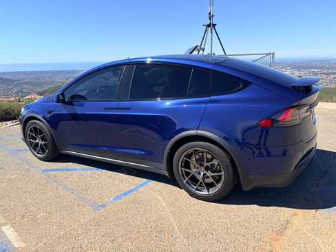 Used 2022 Tesla Model X image 4