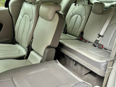 Used 2018 Chrysler Pacifica Touring-L Plus image 10