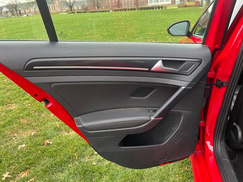 Used 2017 Volkswagen Golf R 4-Door image 14