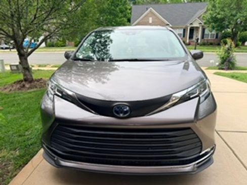 Used 2021 Toyota Sienna XLE AWD/4WD image 2