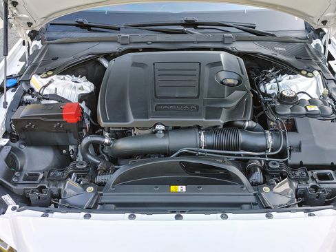 Used 2019 Jaguar XF Premium image 16