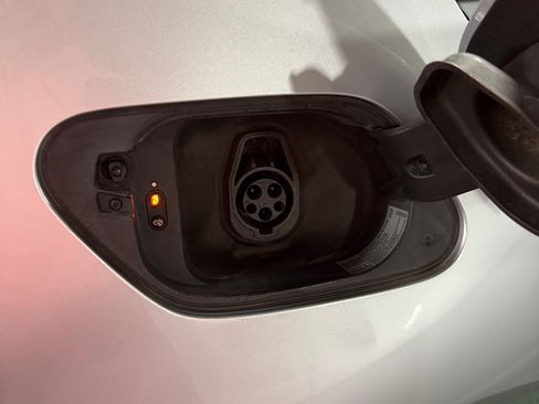 Used 2016 Volkswagen e-Golf SE image 16