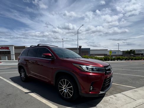 Used 2017 Toyota Highlander SE FWD image 4