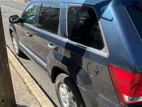 Used 2010 Jeep Grand Cherokee Limited image 2