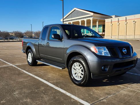 Used 2015 Nissan Frontier SV image 8