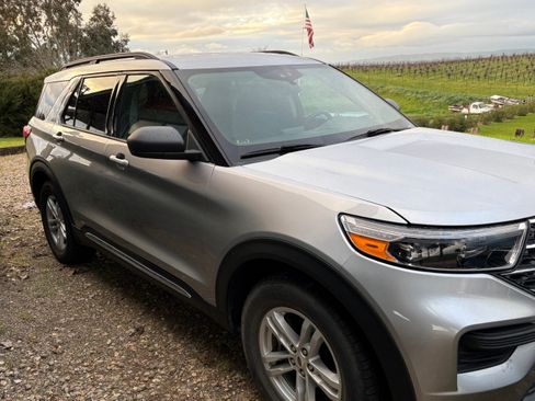 Used 2021 Ford Explorer XLT image 2