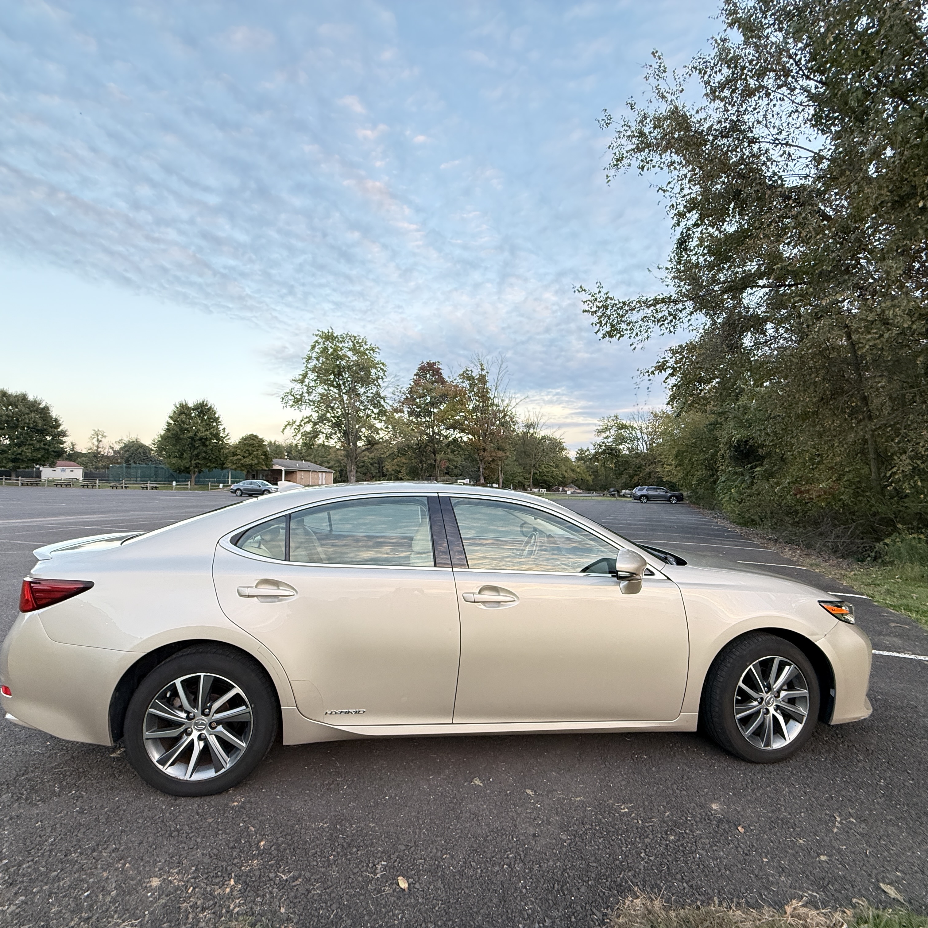 Used 2017 Lexus ES 300h FWD image 2