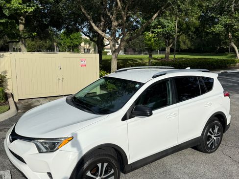 Used 2016 Toyota RAV4 LE FWD image 1