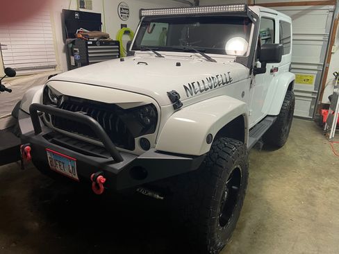 Used 2018 Jeep Wrangler Sahara w/ Connectivity Group image 12