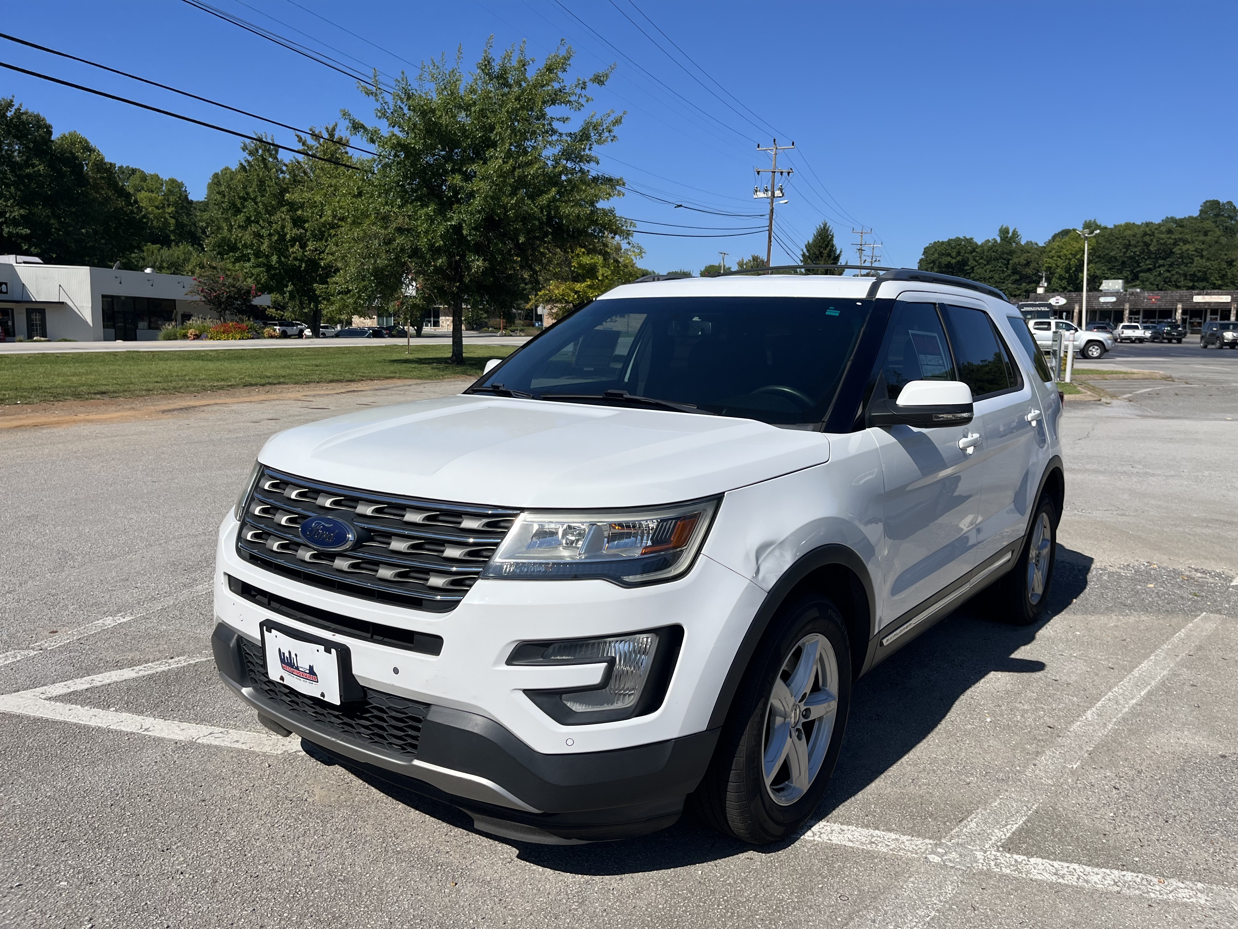 Used 2016 Ford Explorer XLT w/ Equipment Group 202A AWD/4WD image 2