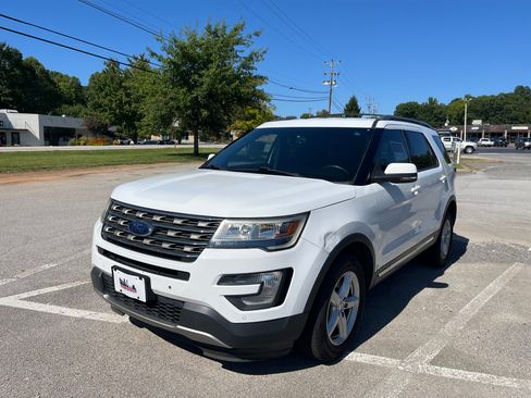Used 2016 Ford Explorer XLT w/ Equipment Group 202A AWD/4WD image 1