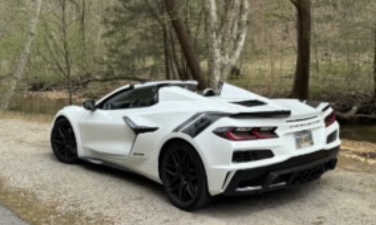 Used 2024 Chevrolet Corvette Z06 RWD image 2