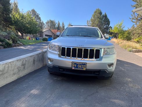 Used 2013 Jeep Grand Cherokee Laredo AWD/4WD image 2