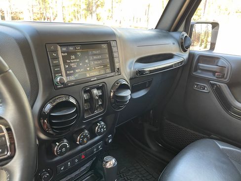 Used 2017 Jeep Wrangler Unlimited Sahara image 9