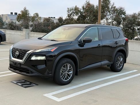Used 2021 Nissan Rogue S FWD image 1