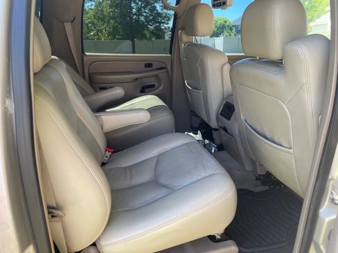 Used 2005 Chevrolet Suburban Z71 w/ Preferred Equipment Group AWD/4WD image 14