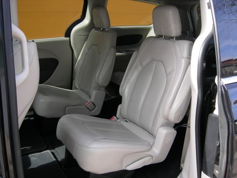 Used 2021 Chrysler Voyager Lxi image 10