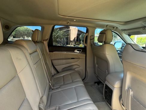 Used 2017 Jeep Grand Cherokee Overland w/ Jeep Active Safety Group AWD/4WD image 8