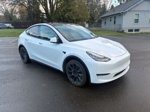 Used 2021 Tesla Model Y Long Range image 4