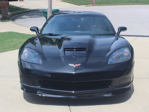 Used 2006 Chevrolet Corvette Coupe w/ Performance Package RWD image 5