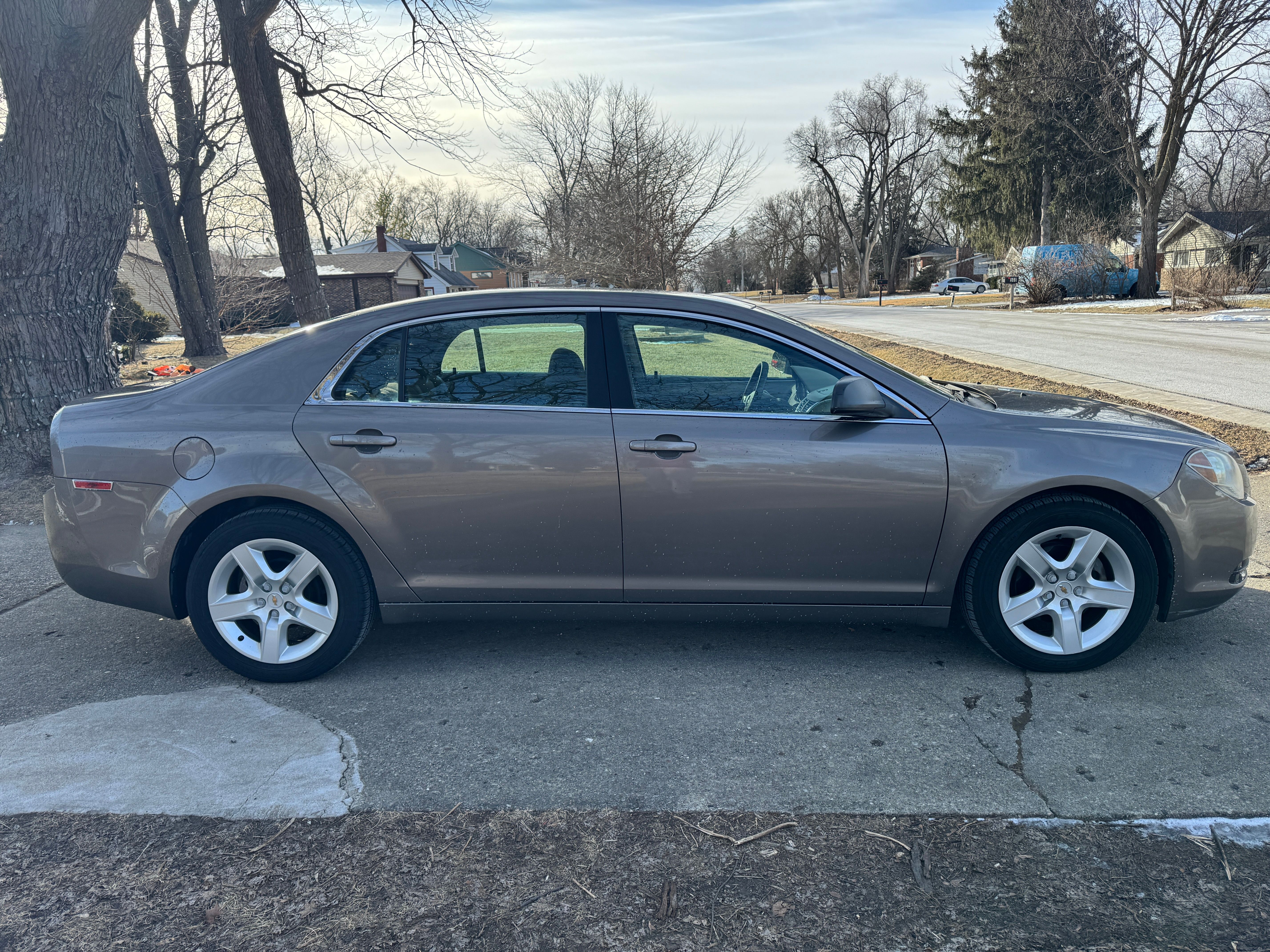 Used 2010 Chevrolet Malibu LS FWD image 2